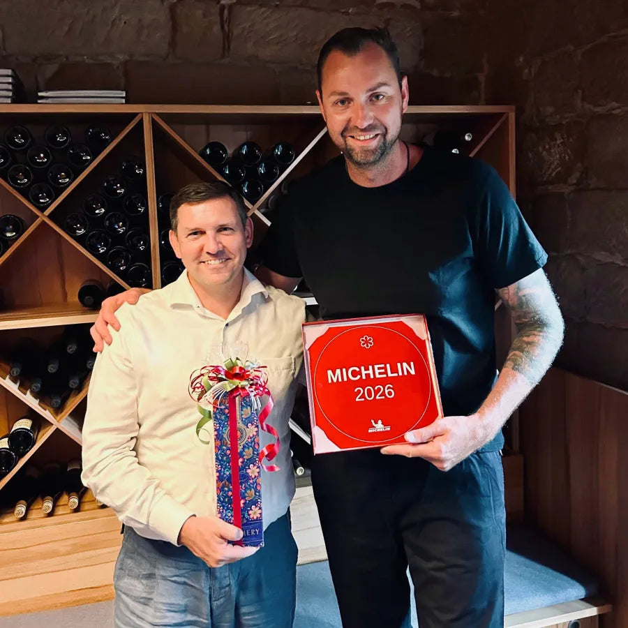 Gewölbe des Restaurants Genuss-Atelier mit der Plakette des Guide Michelin