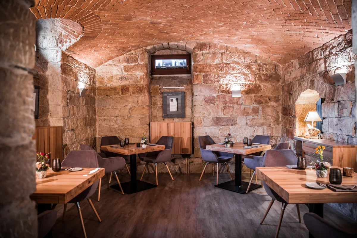 Historisches Sandsteingewölbe des Restaurant Genuss-Atelier Dresden mit gedeckten Tischen