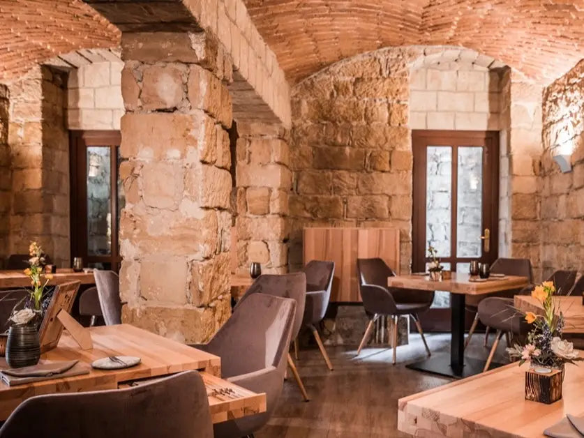 Sandsteingewölbe des Genuss-Atelier Dresden mit Zweiertischen