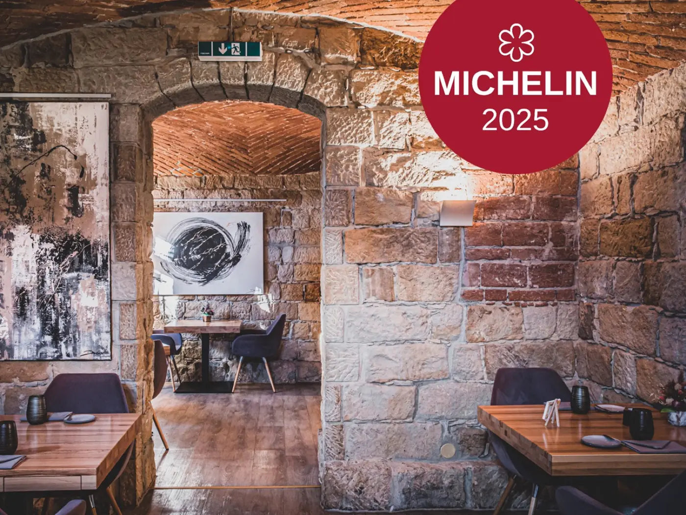 Gewölbe des Restaurants Genuss-Atelier mit der Plakette des Guide Michelin