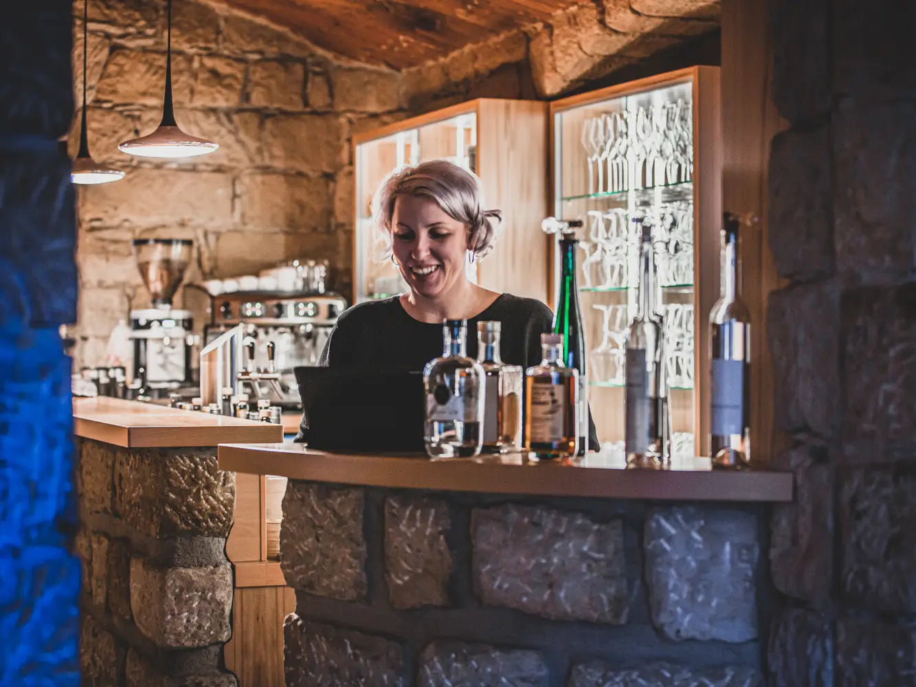 Nicole Blonkowski an der Bar des Genuss-Atelier Dresden
