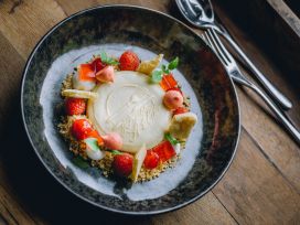 Dessert Himbeere Weiße Schokolade mit Genuss-Atelier Logo
