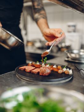 Anrichten am Pass in der Genuss-Atelier Küche