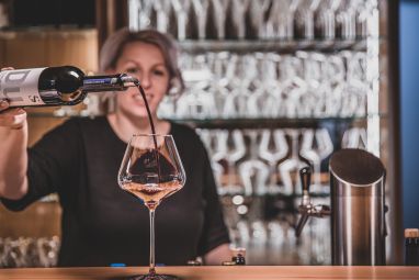 Nicole Blonkowski schenkt einen Rotwein ins Glas 