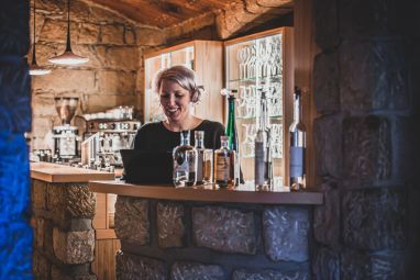 Nicole Blonkowski schenkt einen Rotwein ins Glas 